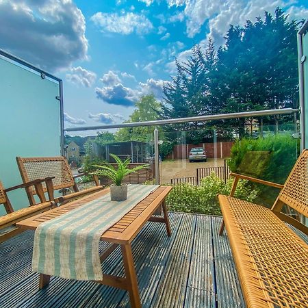 2 Bedroom City Centre Apartment In High Wycombe With Parking ภายนอก รูปภาพ