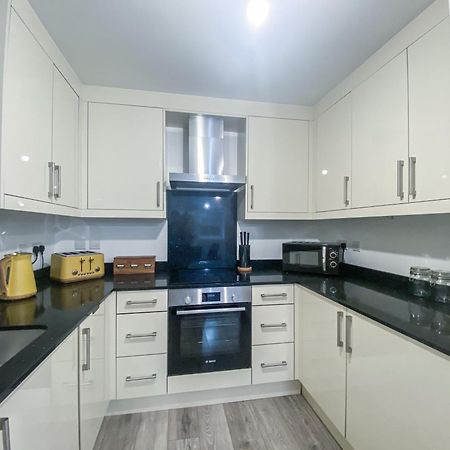 2 Bedroom City Centre Apartment In High Wycombe With Parking ภายนอก รูปภาพ