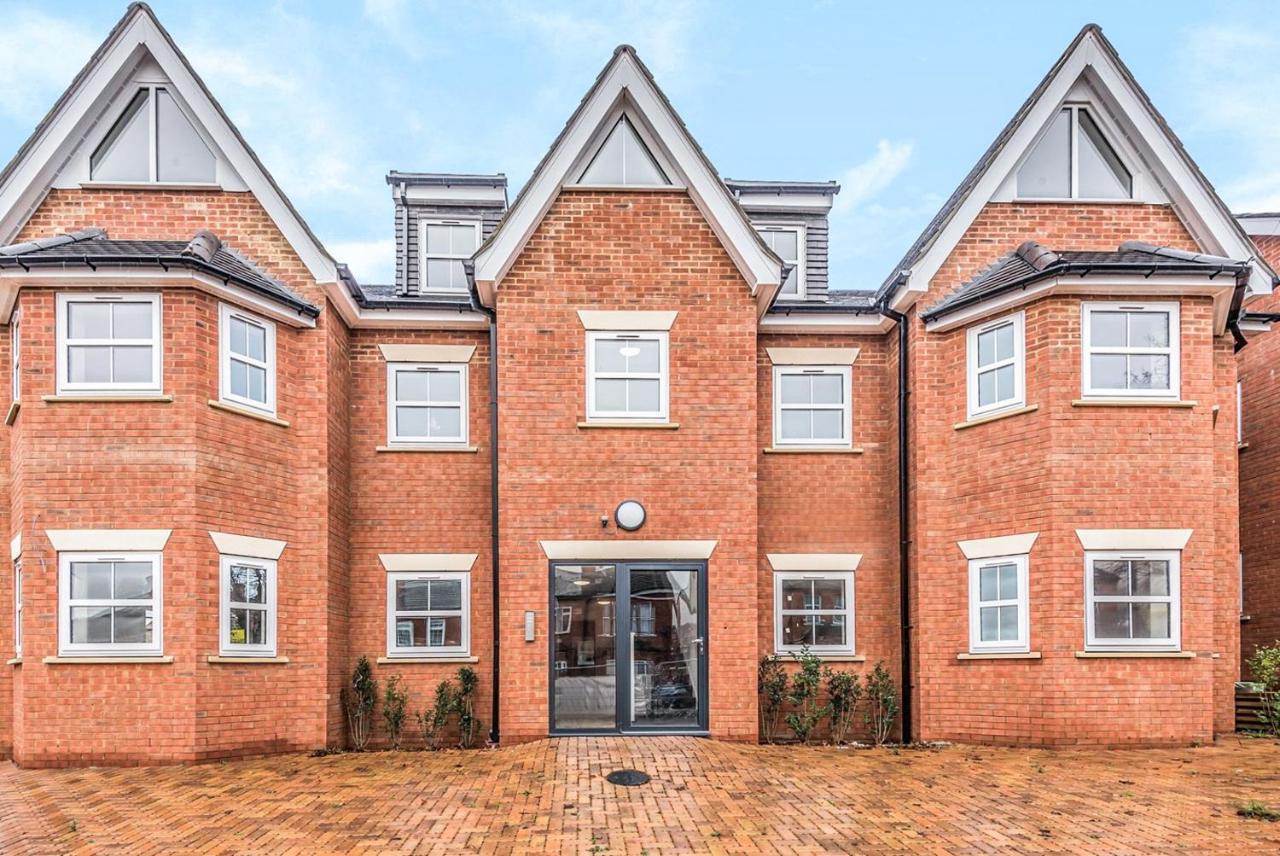 2 Bedroom City Centre Apartment In High Wycombe With Parking ภายนอก รูปภาพ