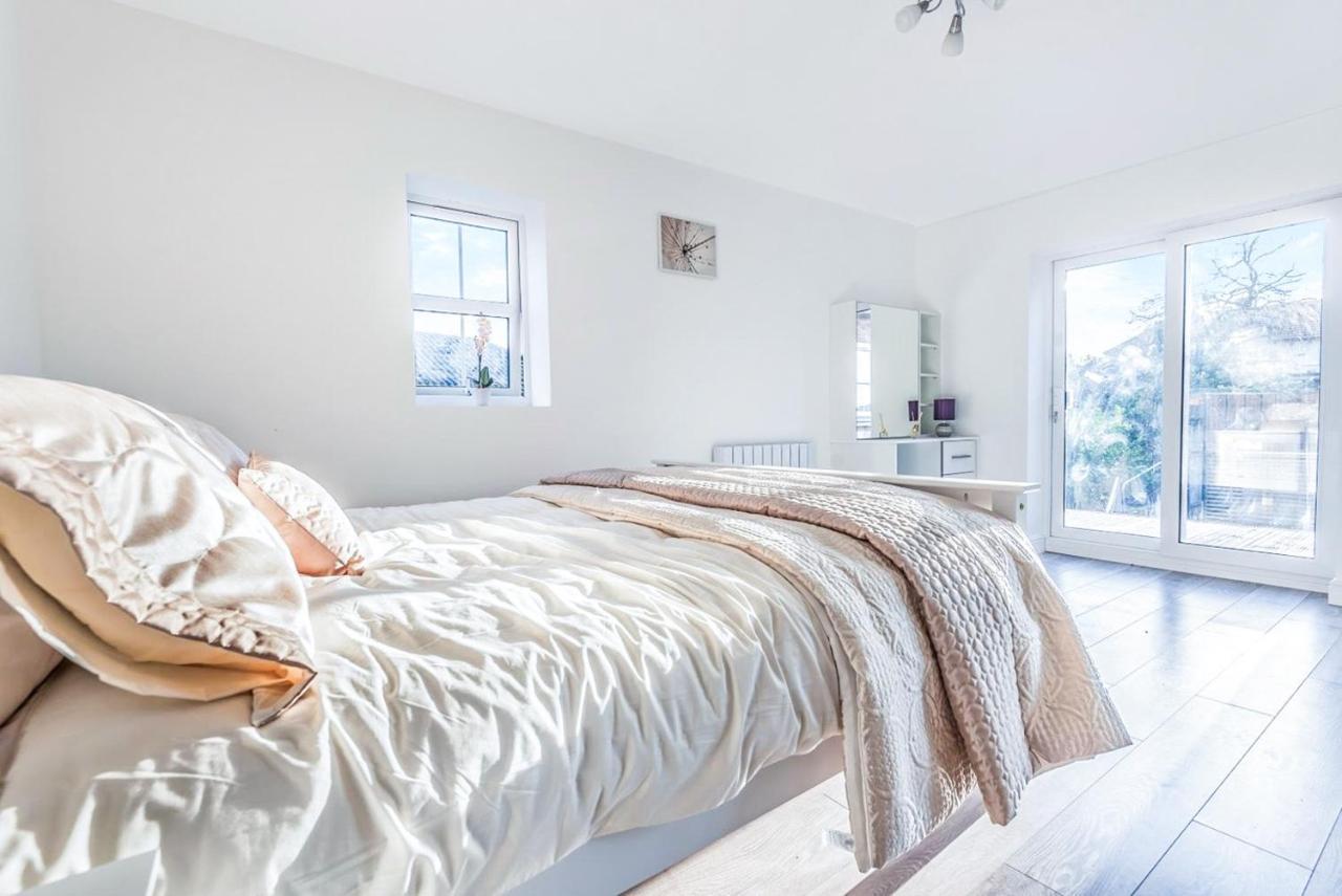 2 Bedroom City Centre Apartment In High Wycombe With Parking ภายนอก รูปภาพ