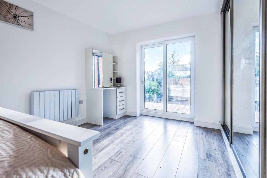 2 Bedroom City Centre Apartment In High Wycombe With Parking ภายนอก รูปภาพ