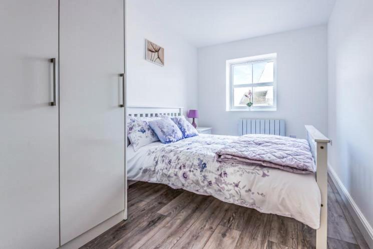 2 Bedroom City Centre Apartment In High Wycombe With Parking ภายนอก รูปภาพ