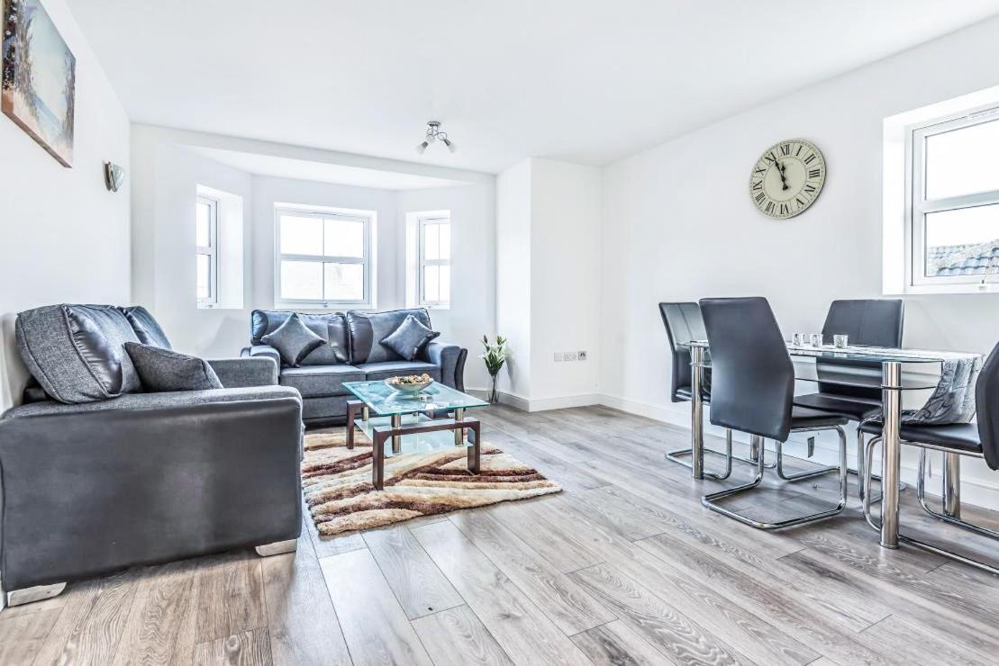 2 Bedroom City Centre Apartment In High Wycombe With Parking ภายนอก รูปภาพ