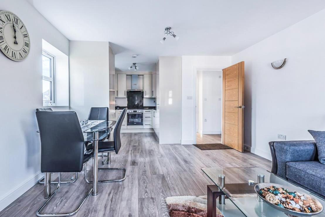 2 Bedroom City Centre Apartment In High Wycombe With Parking ภายนอก รูปภาพ