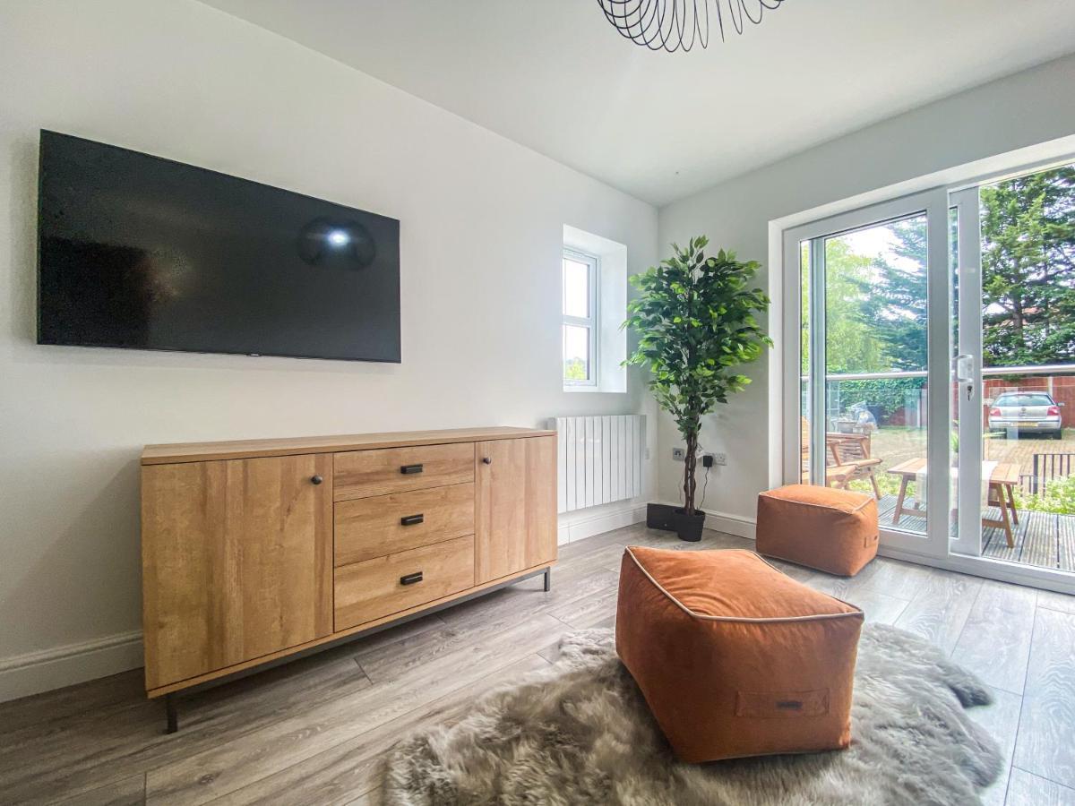2 Bedroom City Centre Apartment In High Wycombe With Parking ภายนอก รูปภาพ