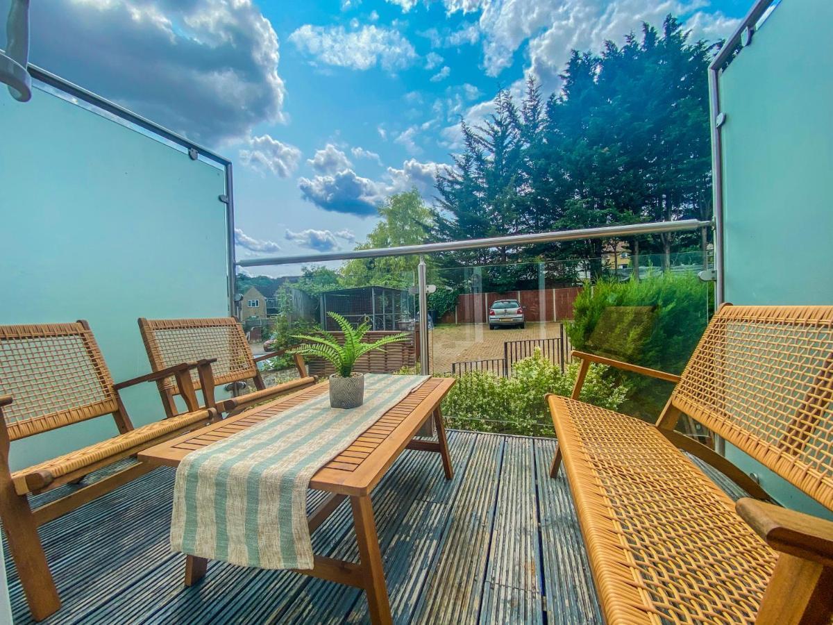 2 Bedroom City Centre Apartment In High Wycombe With Parking ภายนอก รูปภาพ