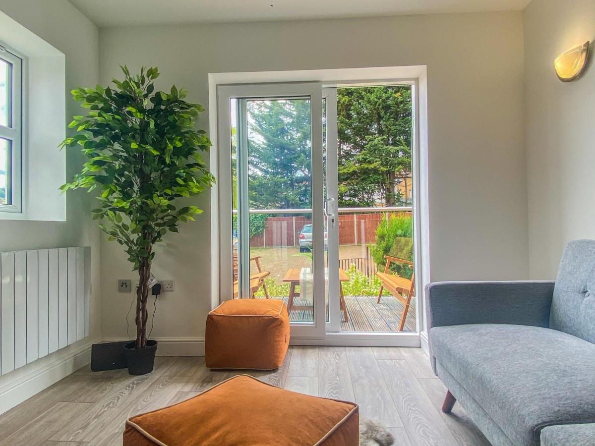 2 Bedroom City Centre Apartment In High Wycombe With Parking ภายนอก รูปภาพ