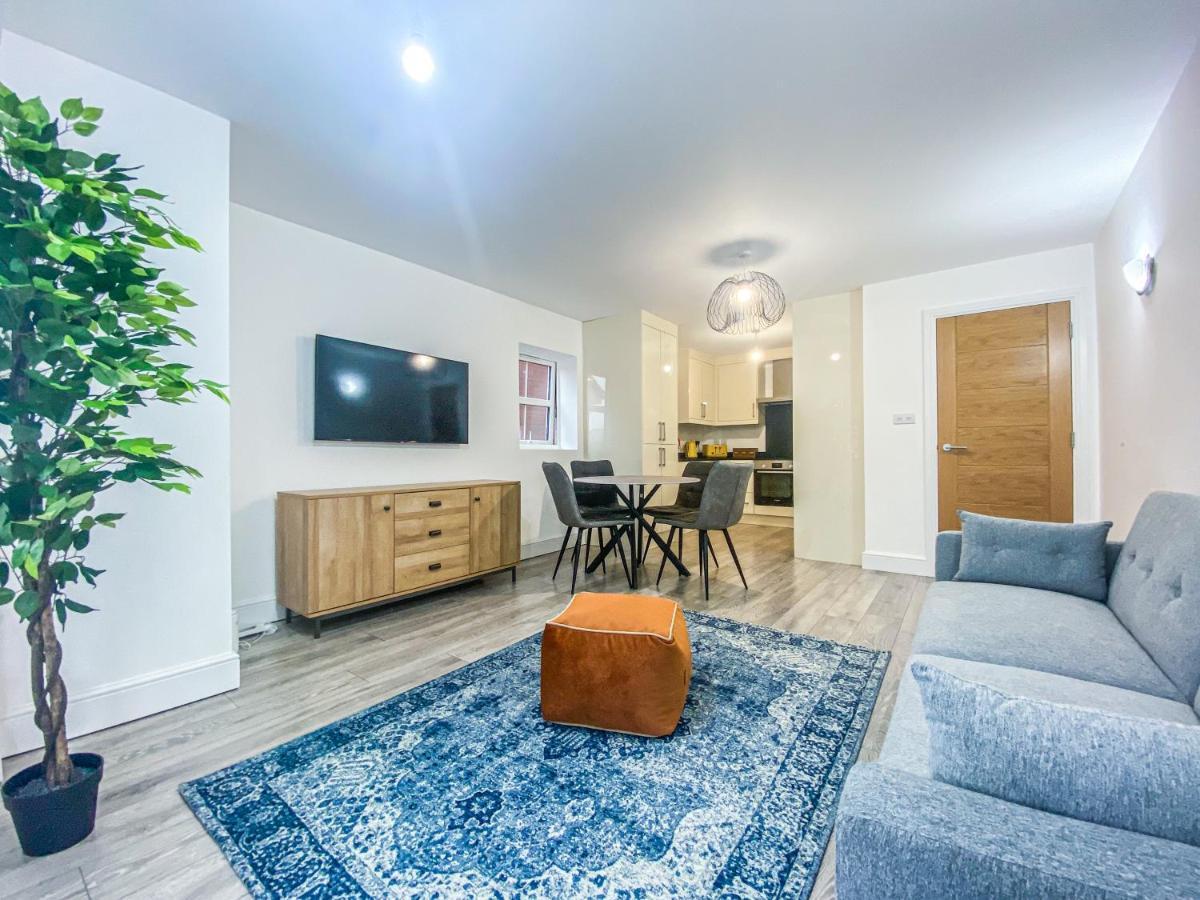 2 Bedroom City Centre Apartment In High Wycombe With Parking ภายนอก รูปภาพ