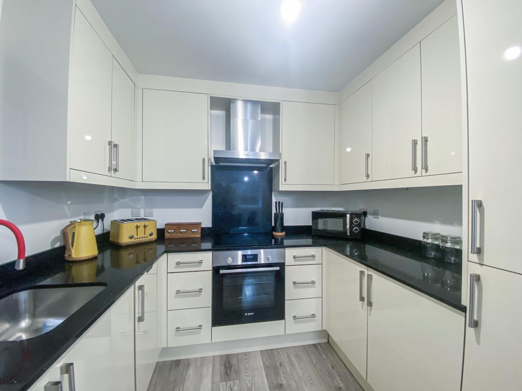 2 Bedroom City Centre Apartment In High Wycombe With Parking ภายนอก รูปภาพ