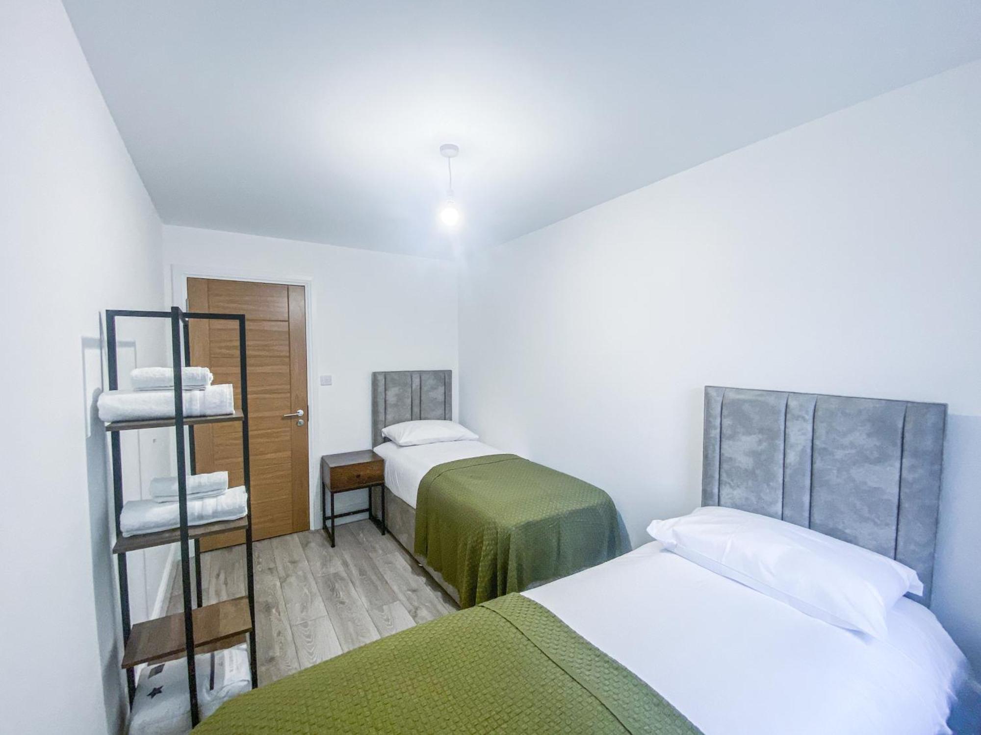 2 Bedroom City Centre Apartment In High Wycombe With Parking ภายนอก รูปภาพ