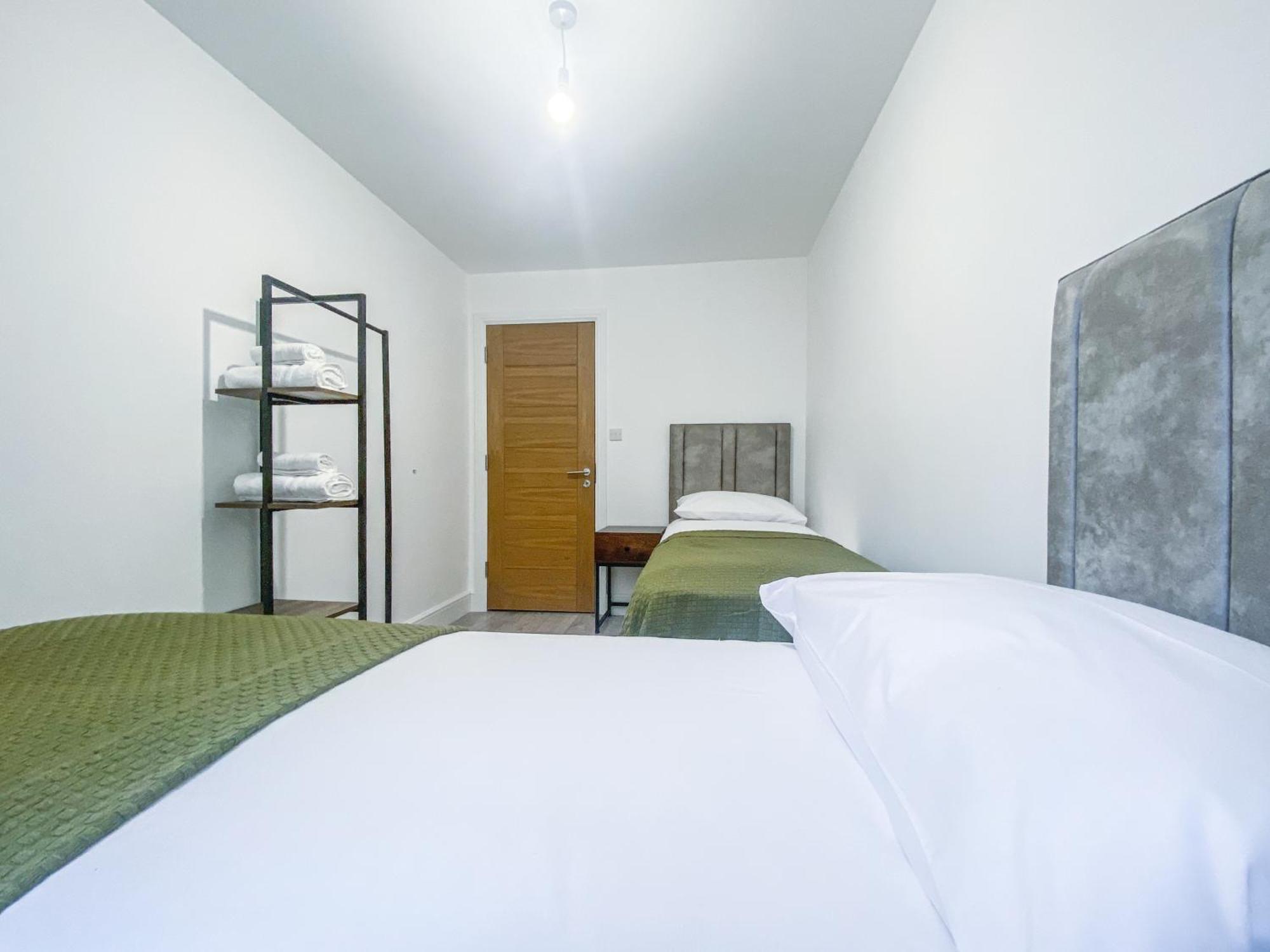 2 Bedroom City Centre Apartment In High Wycombe With Parking ภายนอก รูปภาพ