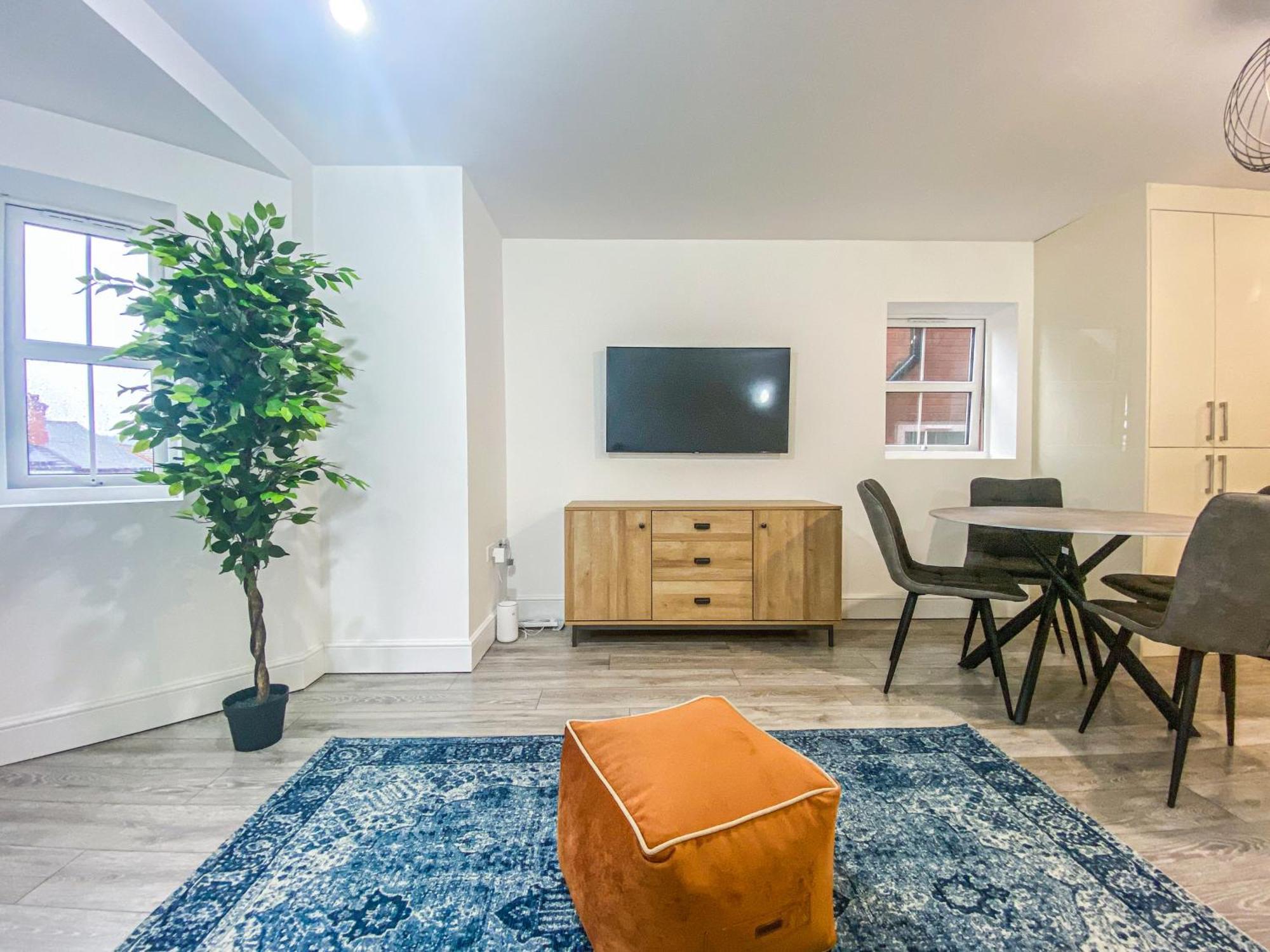 2 Bedroom City Centre Apartment In High Wycombe With Parking ภายนอก รูปภาพ