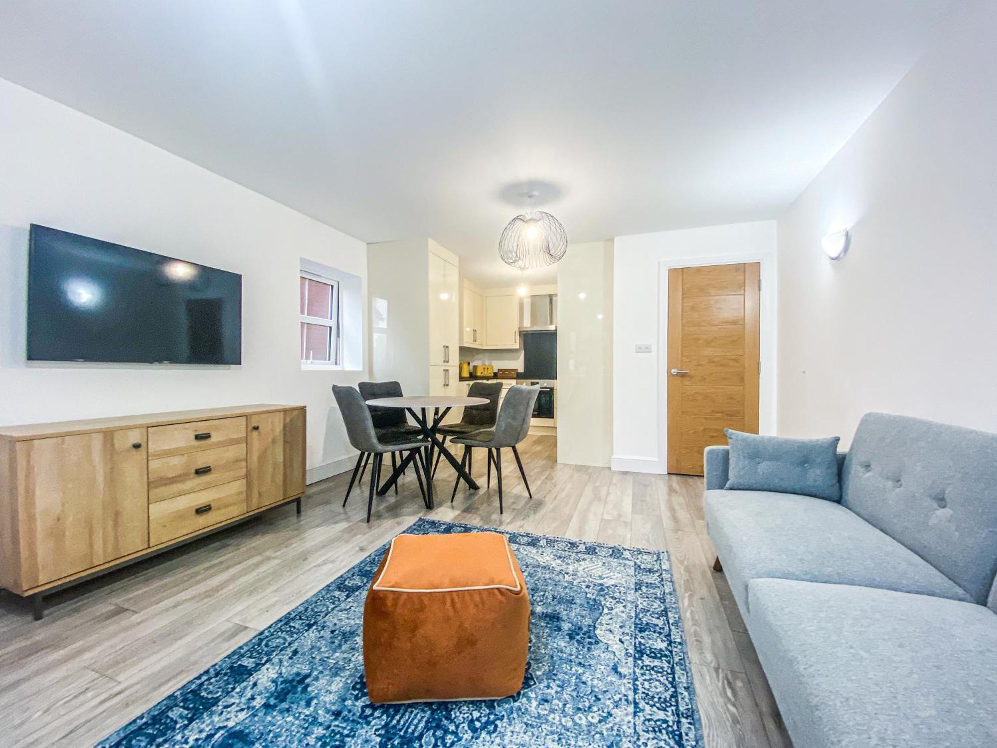 2 Bedroom City Centre Apartment In High Wycombe With Parking ภายนอก รูปภาพ