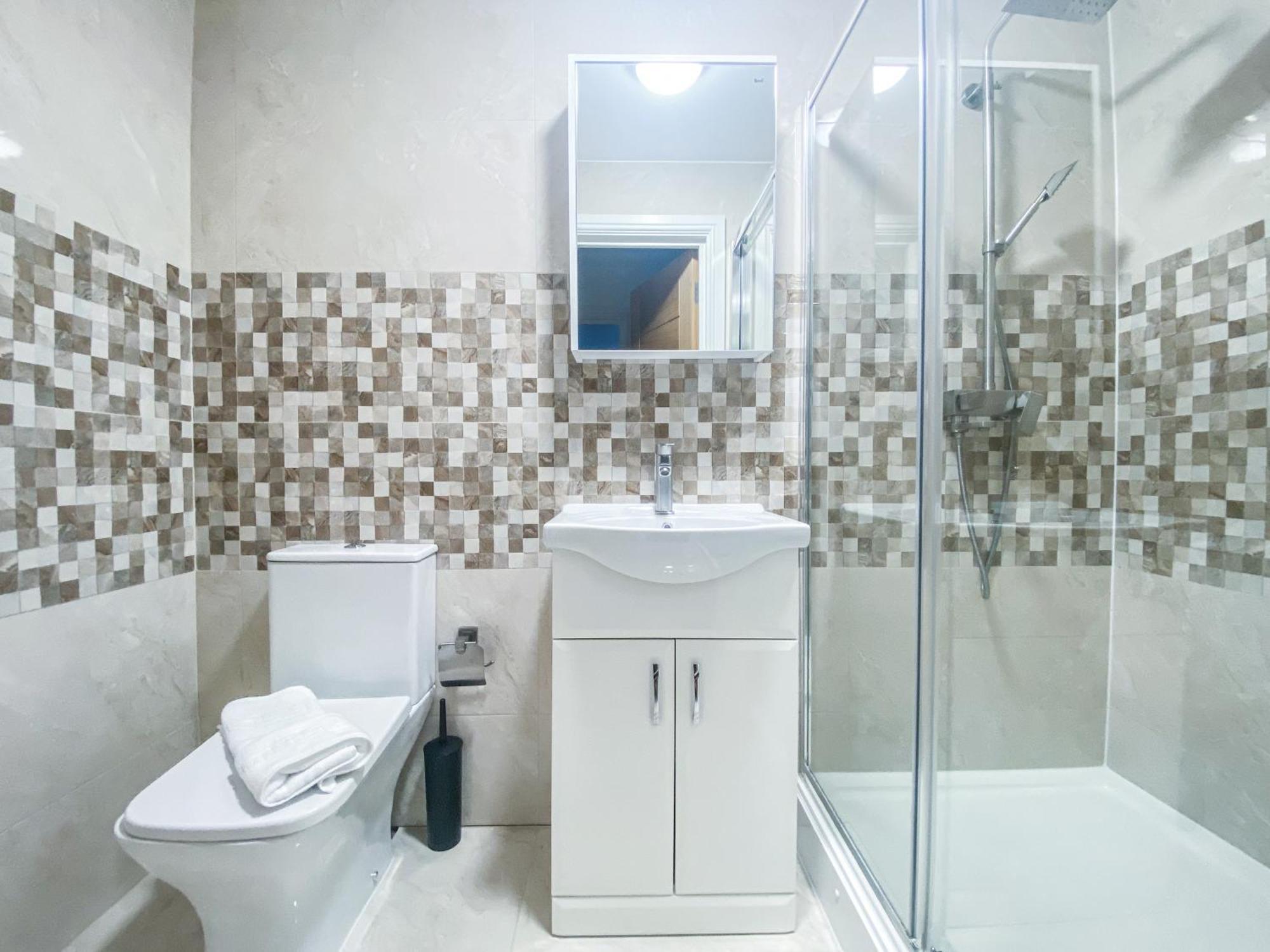 2 Bedroom City Centre Apartment In High Wycombe With Parking ภายนอก รูปภาพ