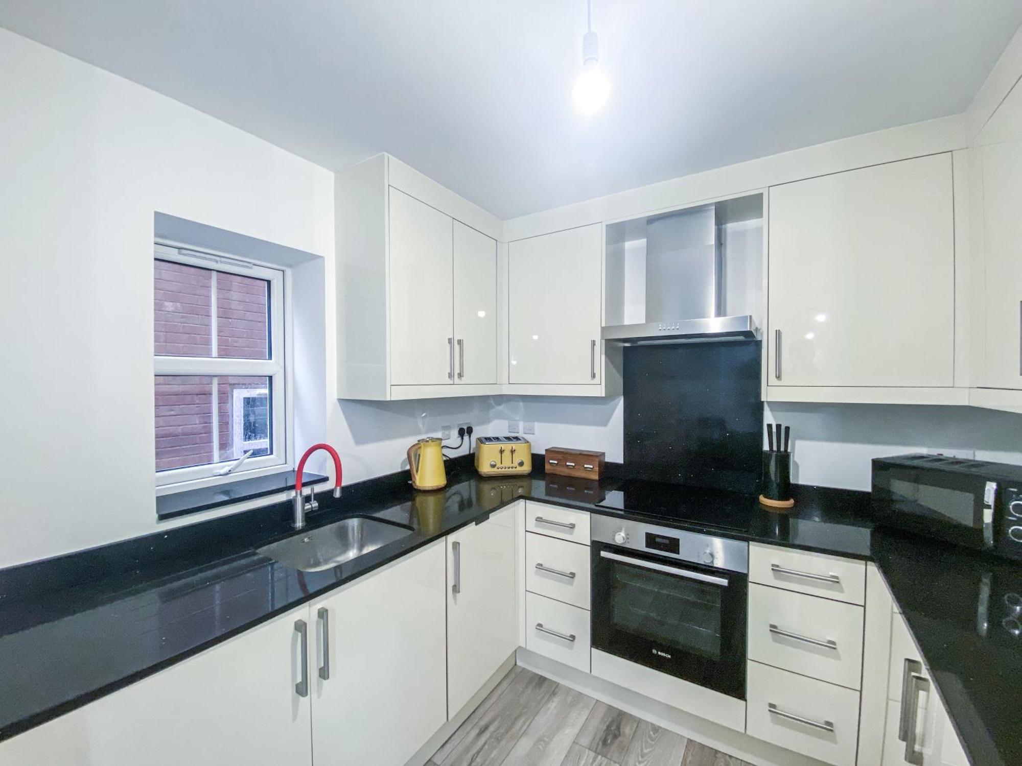 2 Bedroom City Centre Apartment In High Wycombe With Parking ภายนอก รูปภาพ