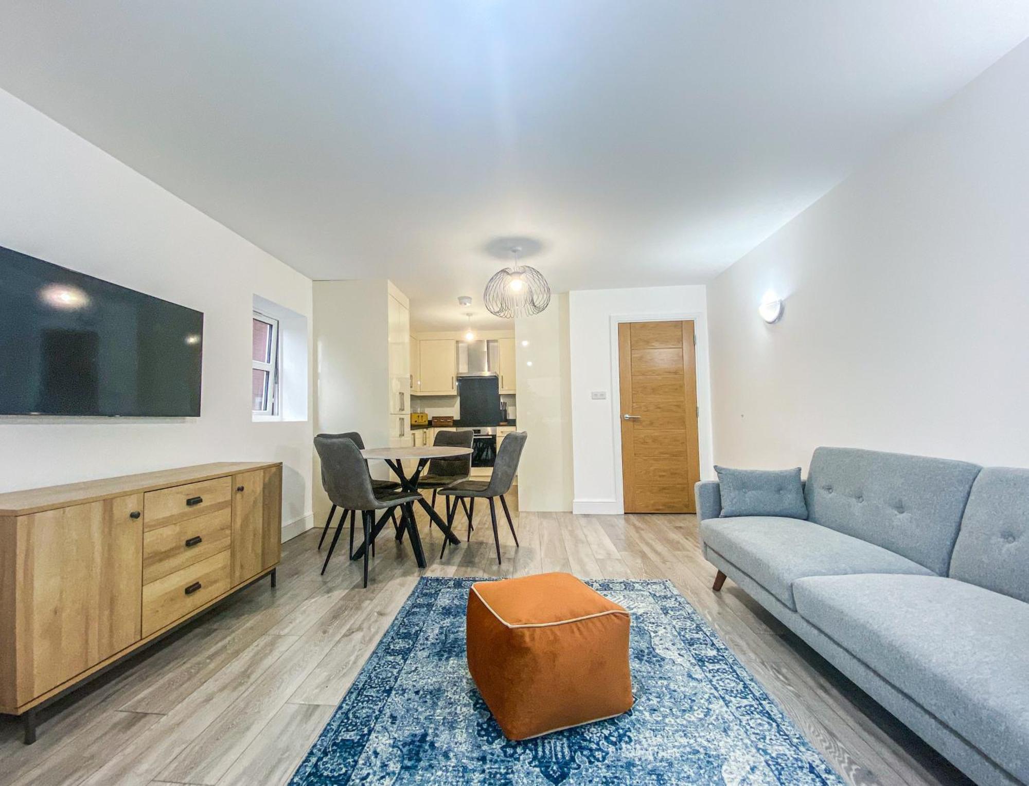 2 Bedroom City Centre Apartment In High Wycombe With Parking ภายนอก รูปภาพ