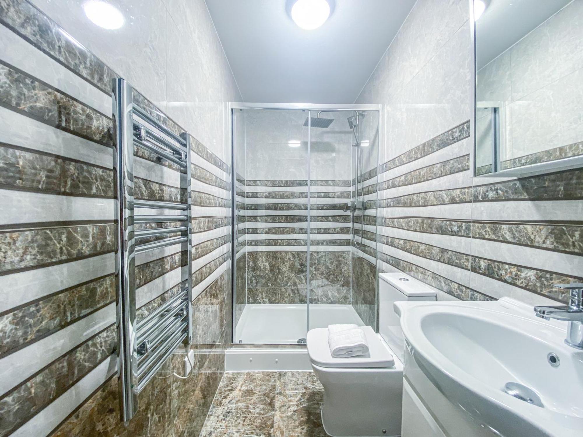 2 Bedroom City Centre Apartment In High Wycombe With Parking ภายนอก รูปภาพ