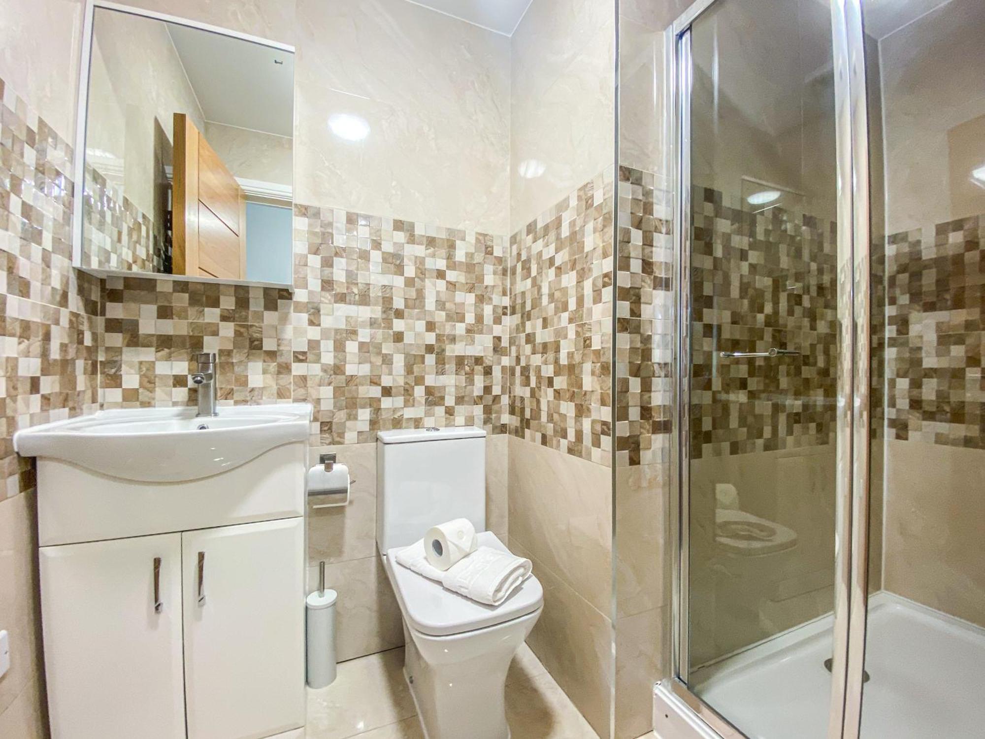2 Bedroom City Centre Apartment In High Wycombe With Parking ภายนอก รูปภาพ