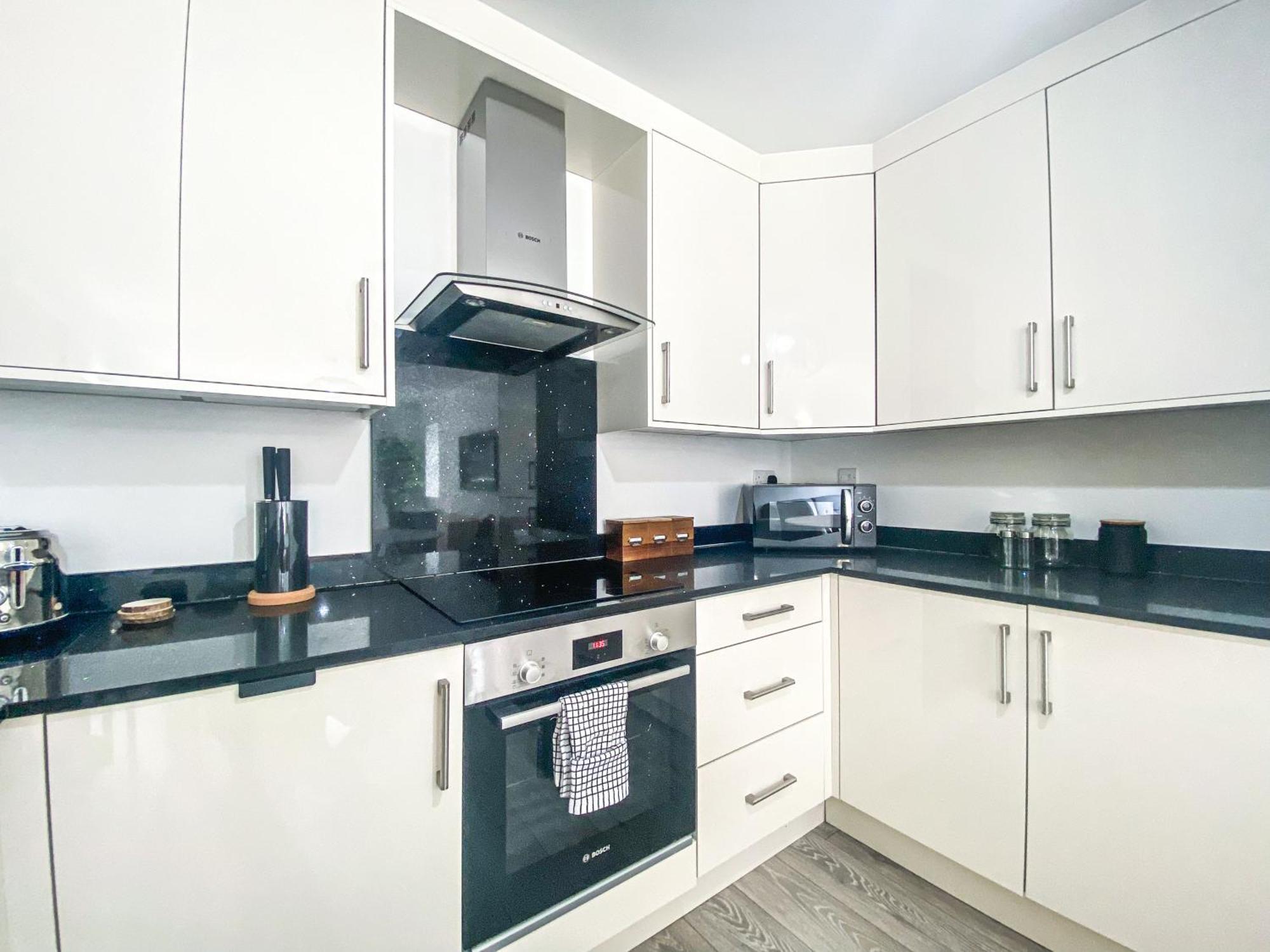 2 Bedroom City Centre Apartment In High Wycombe With Parking ภายนอก รูปภาพ