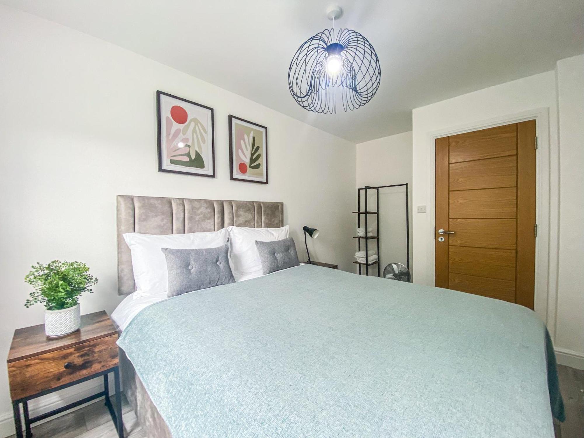 2 Bedroom City Centre Apartment In High Wycombe With Parking ภายนอก รูปภาพ