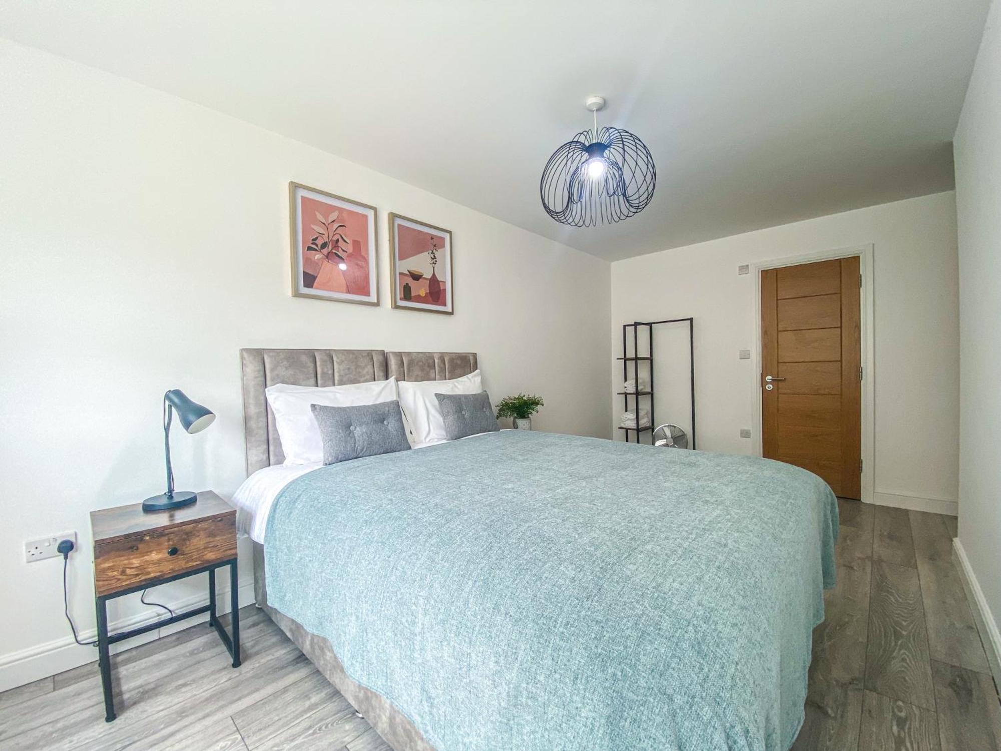 2 Bedroom City Centre Apartment In High Wycombe With Parking ภายนอก รูปภาพ