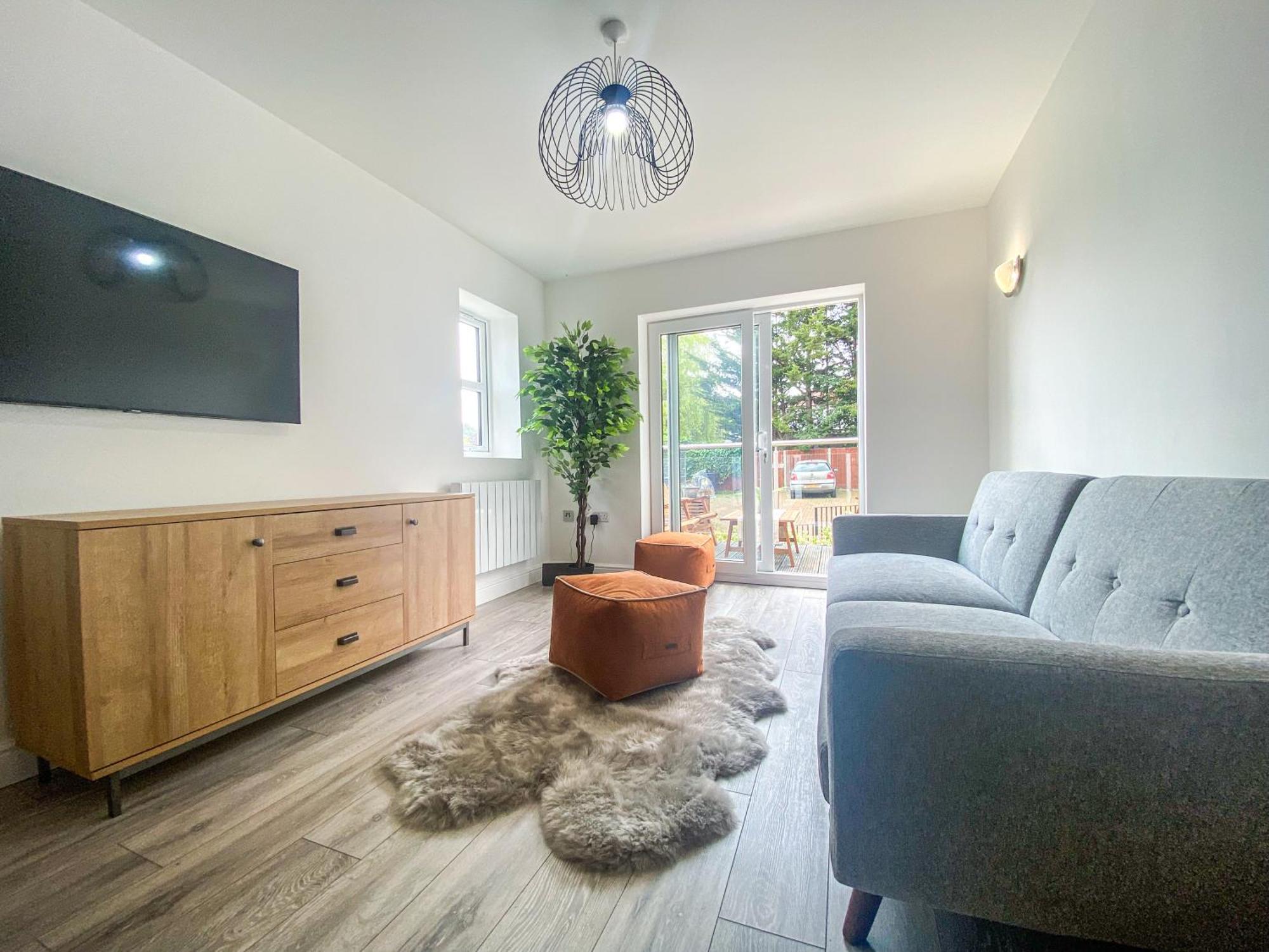 2 Bedroom City Centre Apartment In High Wycombe With Parking ภายนอก รูปภาพ