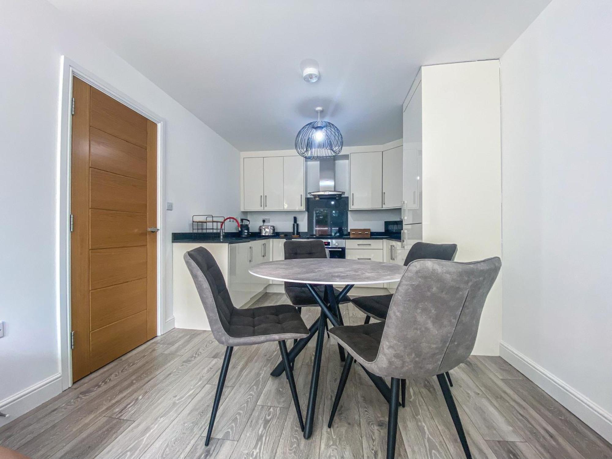 2 Bedroom City Centre Apartment In High Wycombe With Parking ภายนอก รูปภาพ