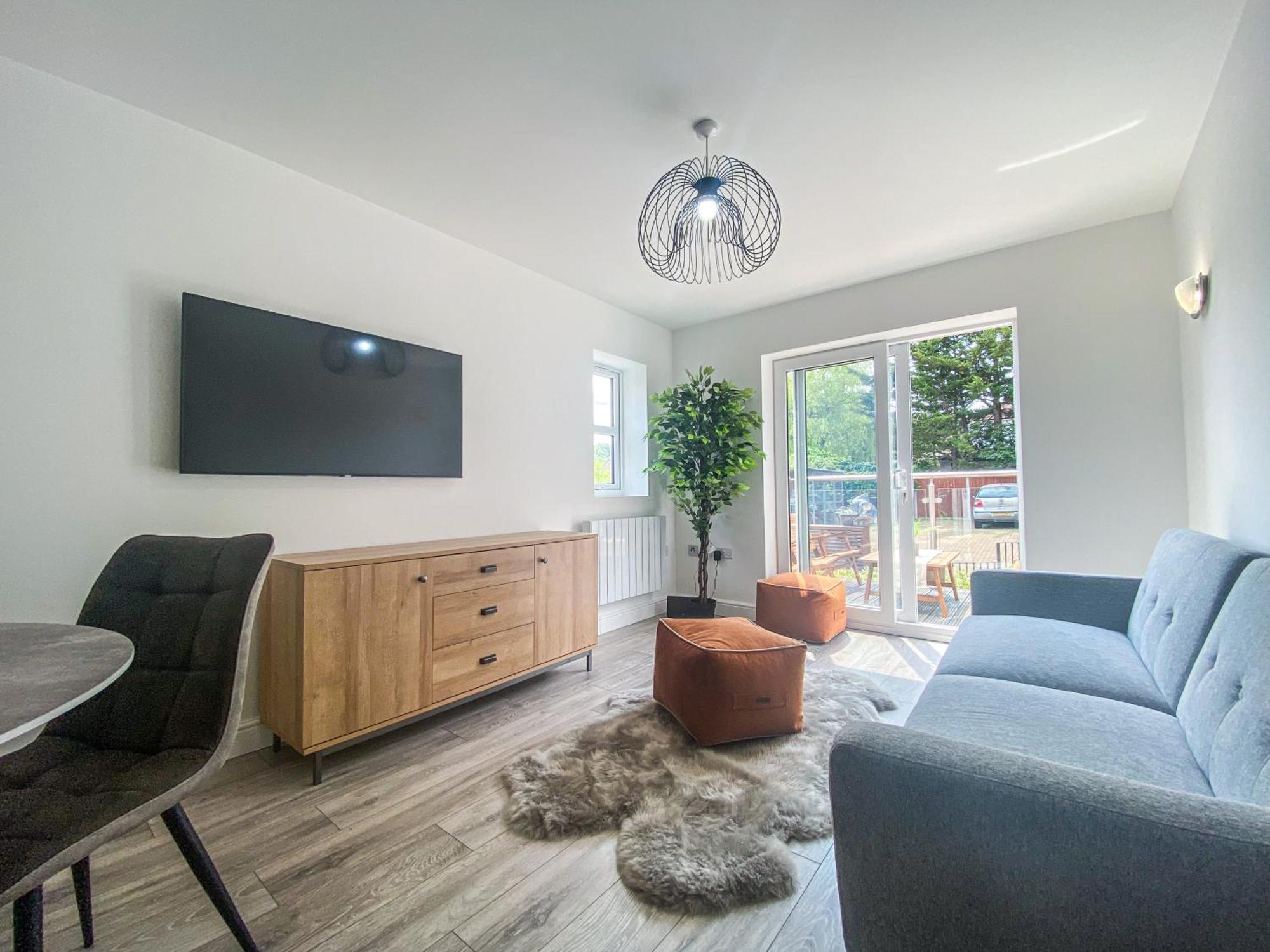 2 Bedroom City Centre Apartment In High Wycombe With Parking ภายนอก รูปภาพ