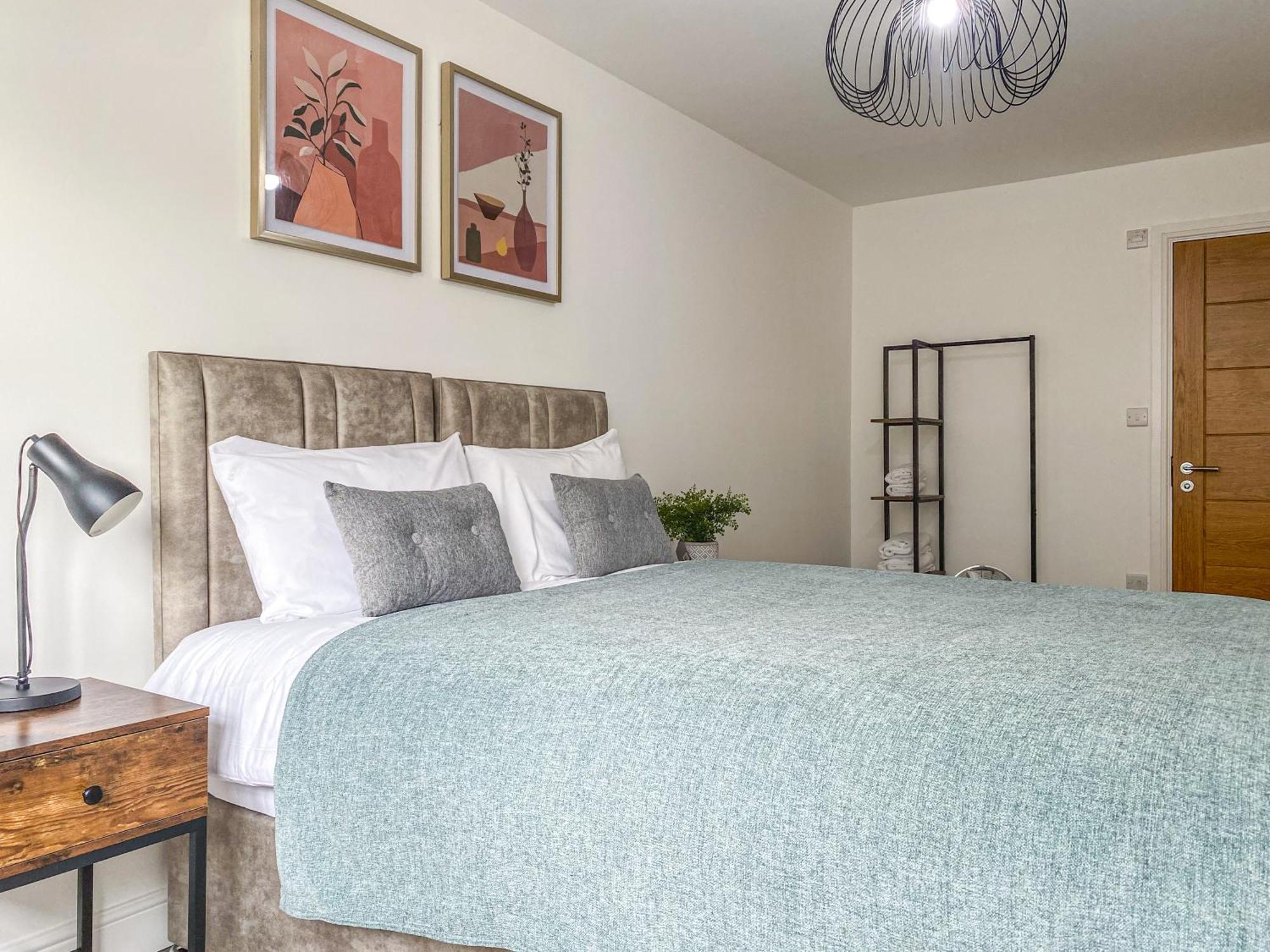 2 Bedroom City Centre Apartment In High Wycombe With Parking ภายนอก รูปภาพ