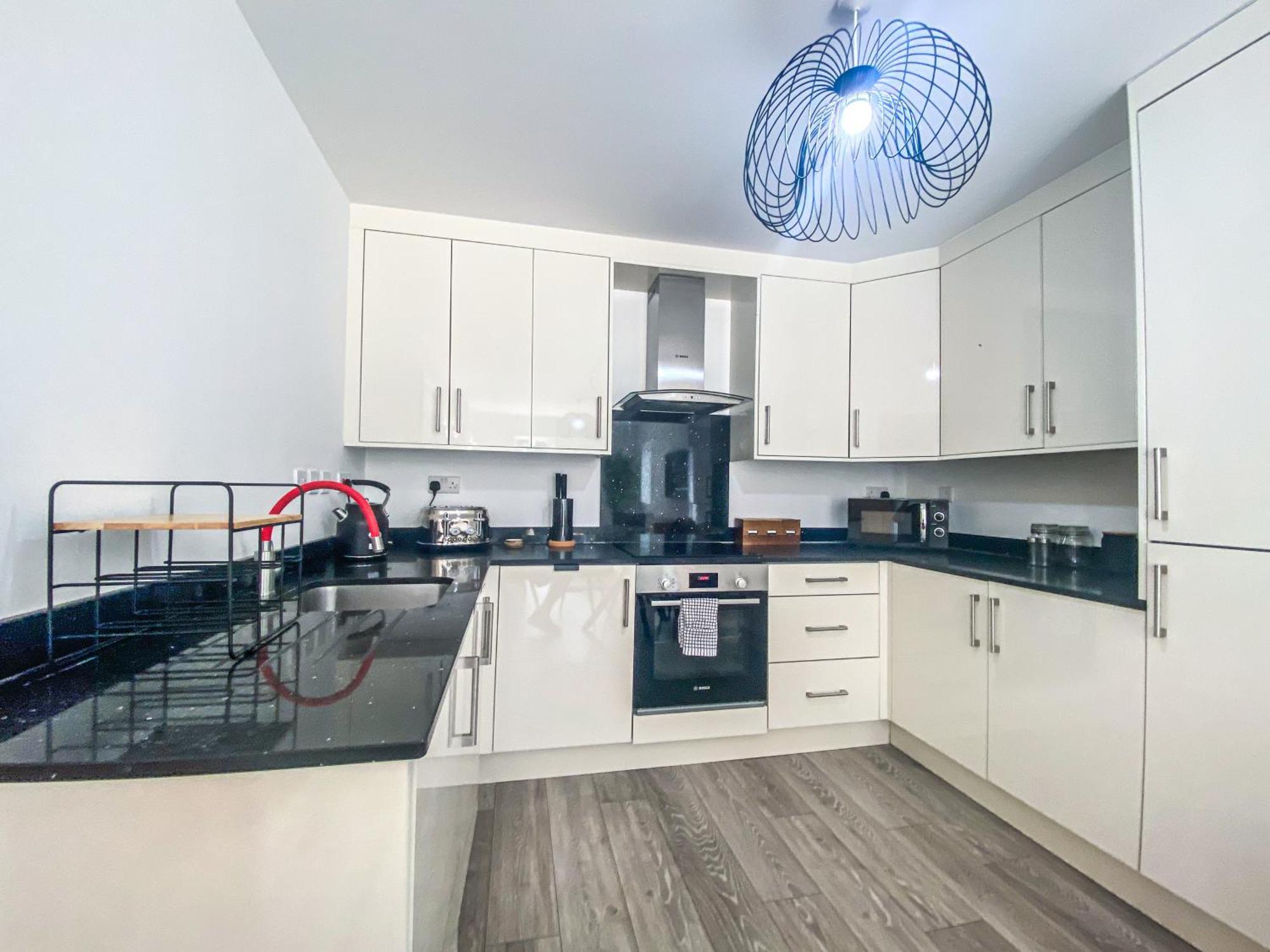 2 Bedroom City Centre Apartment In High Wycombe With Parking ภายนอก รูปภาพ