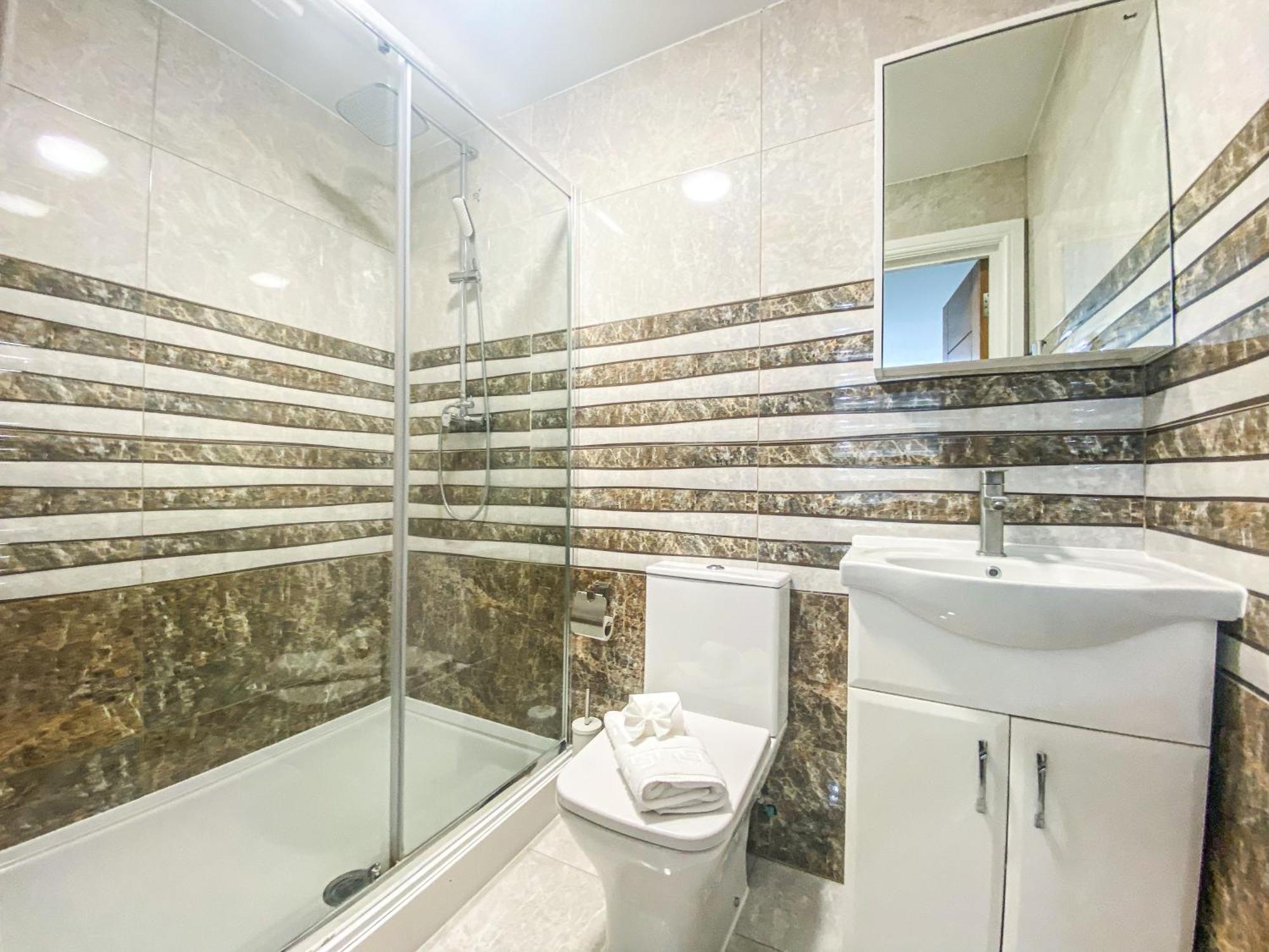 2 Bedroom City Centre Apartment In High Wycombe With Parking ภายนอก รูปภาพ