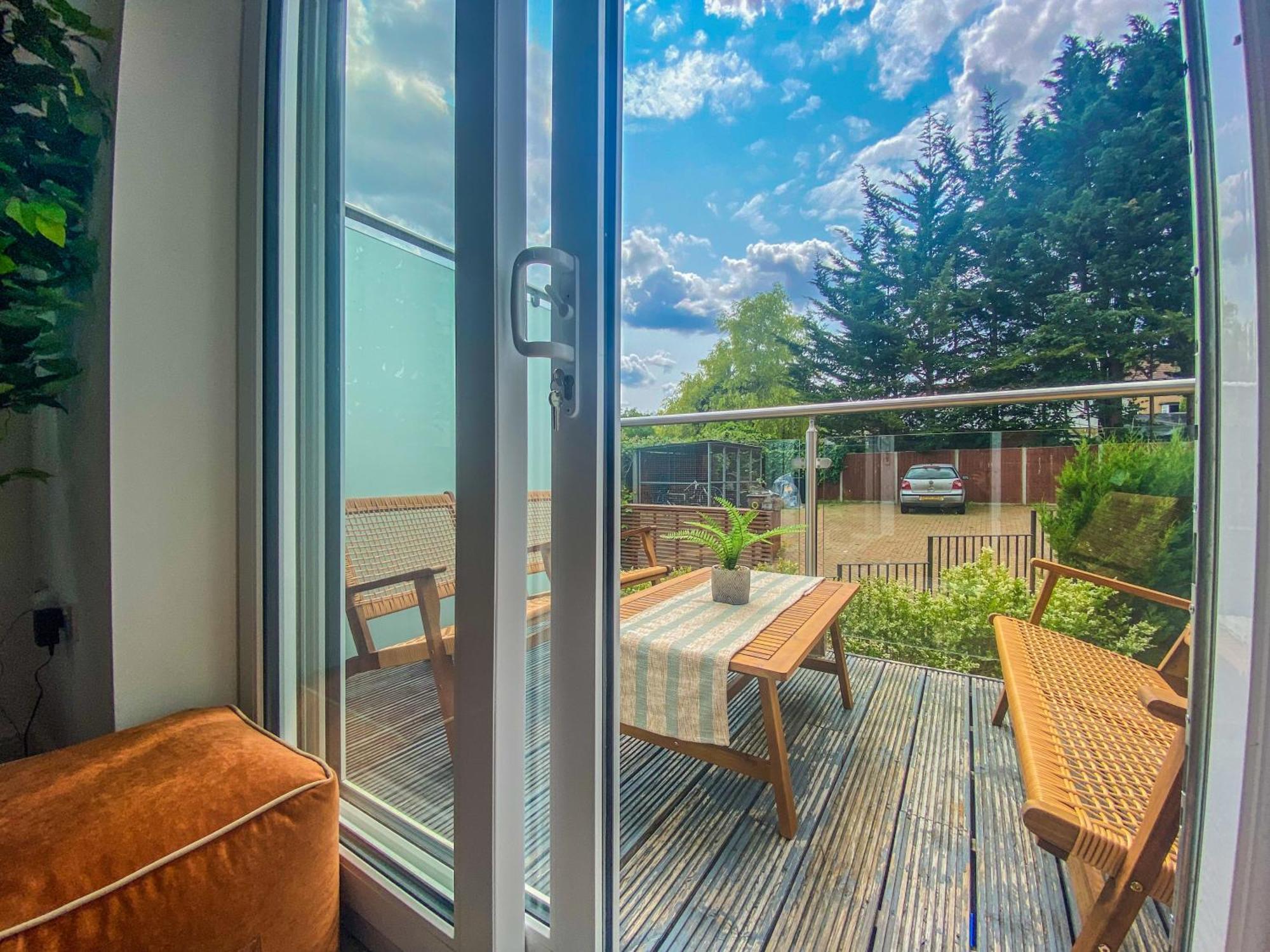 2 Bedroom City Centre Apartment In High Wycombe With Parking ภายนอก รูปภาพ
